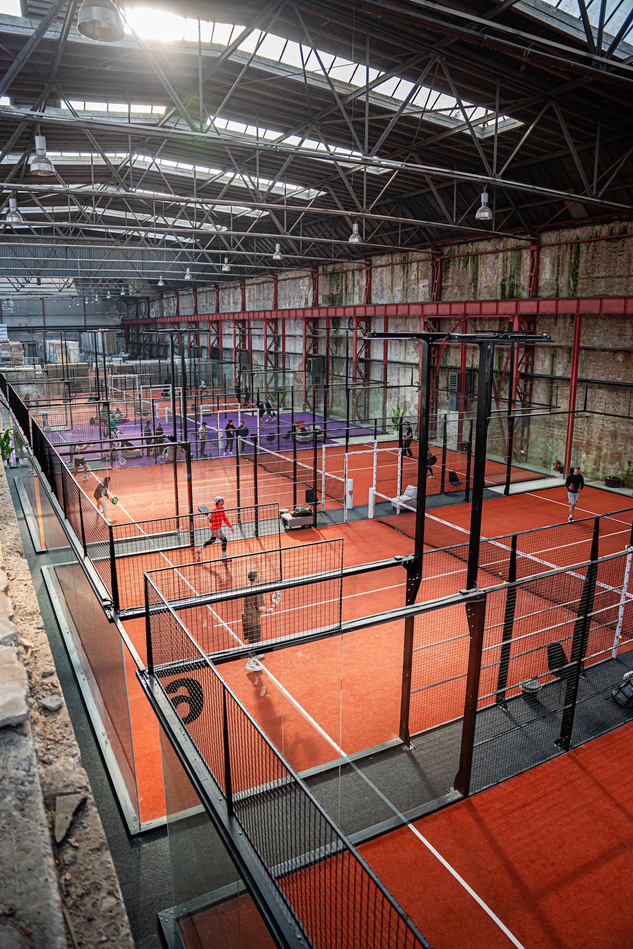 Fertige Halle mit Courts
